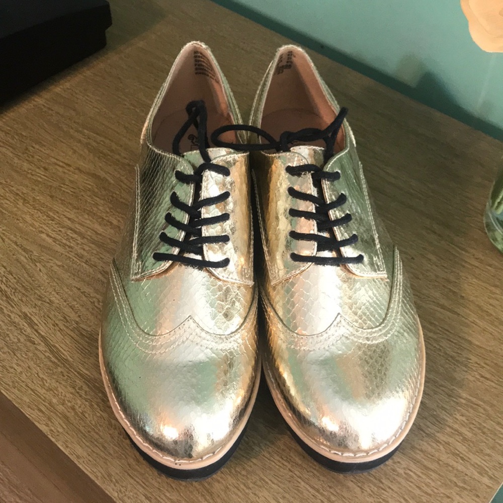 Gold Low-Wedged Shoes (Size 10)